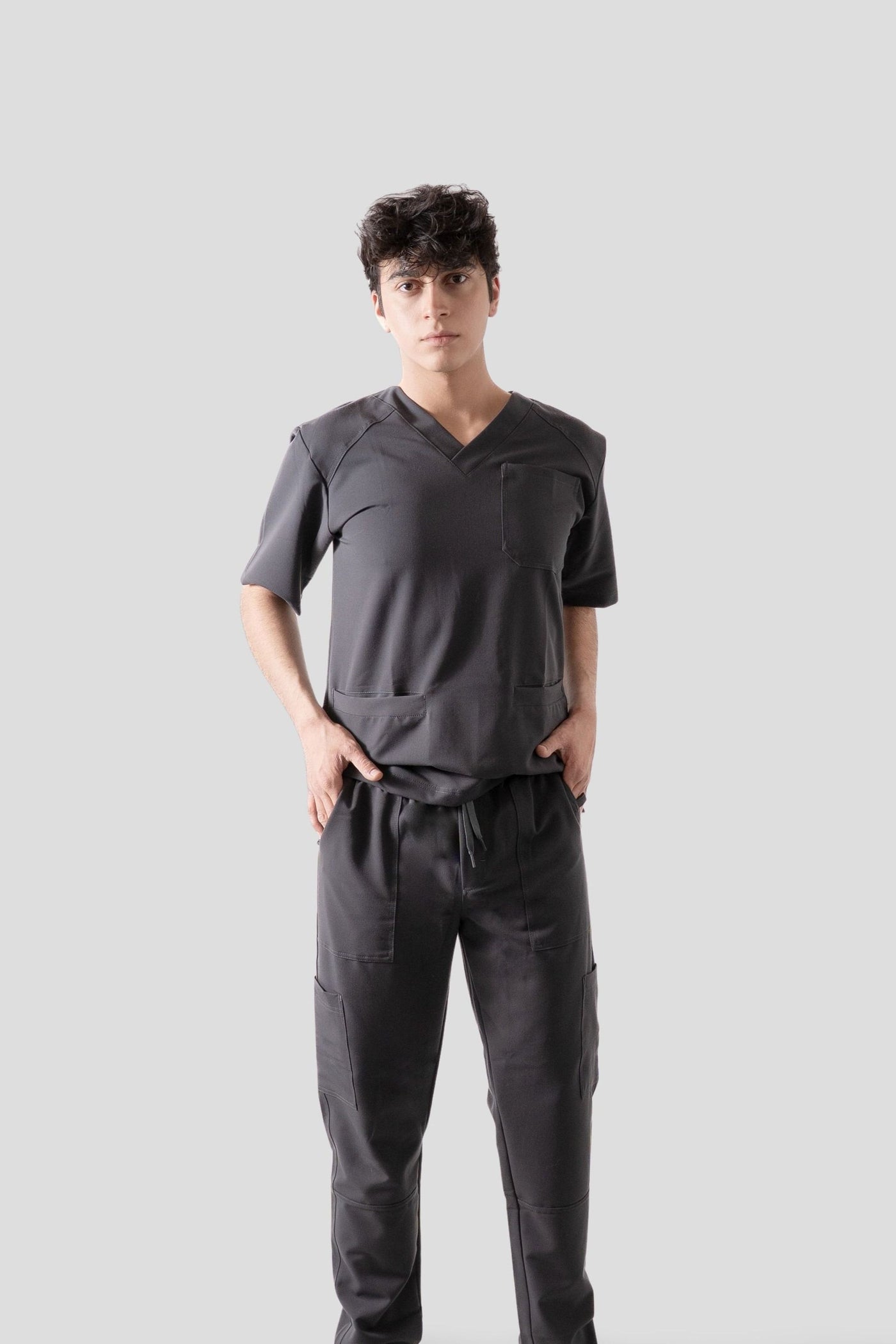 Uniforme médico quirúrgico Aspen en color gris grafito para hombre