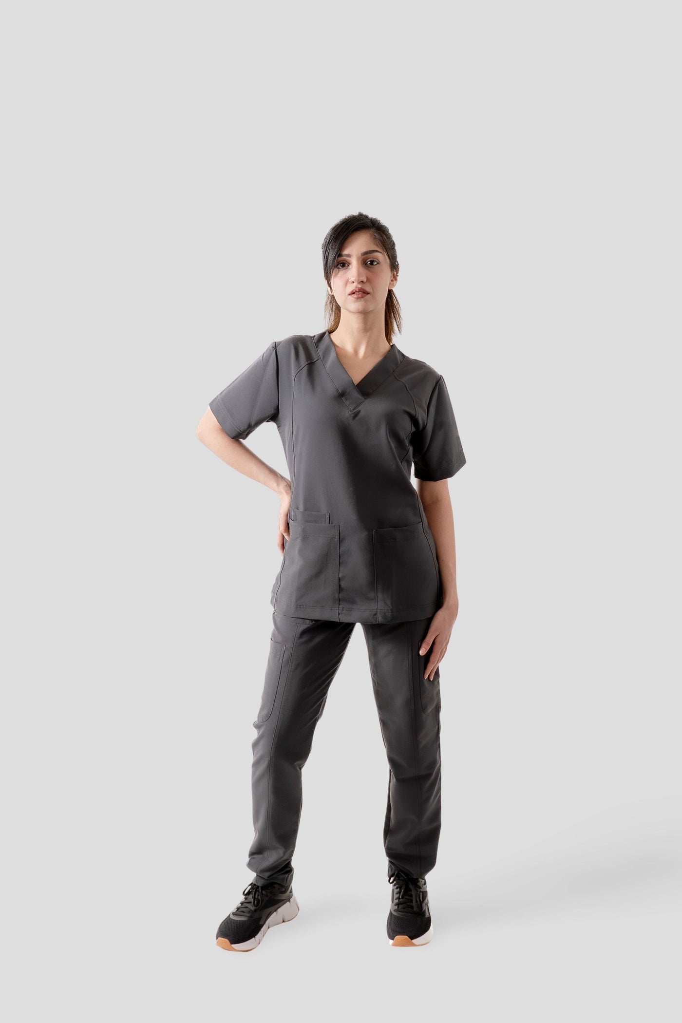 Uniforme médico quirúrgico Aspen en color gris grafito para mujer
