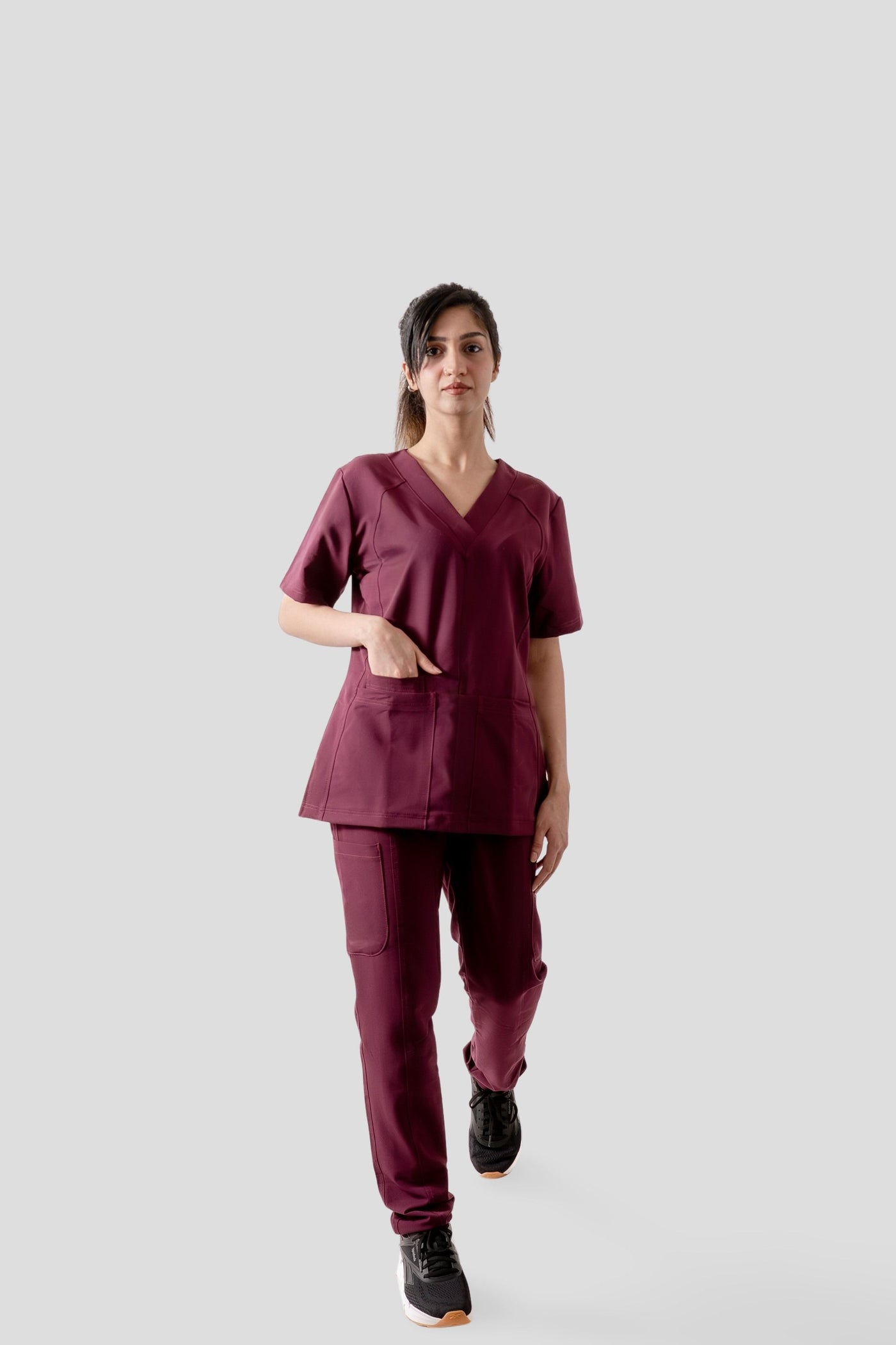 Uniforme médico quirúrgico Aspen en color guinda jamaica para mujer